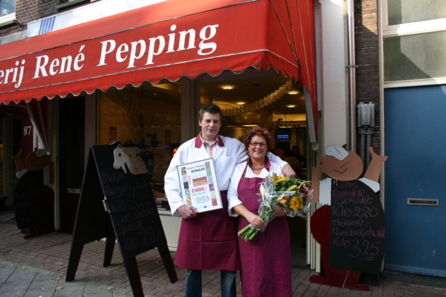 winnaar slagerij Pepping voor de winkel